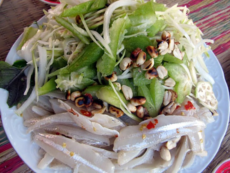 Vào dịp lễ Tết, nhu cầu tăng cao, nhiều cơ sở chế biến không kịp đáp ứng đơn hàng. Nghề khai thác cá cơm trỏng cũng mang lại nguồn thu nhập đáng kể cho ngư dân miền biển.