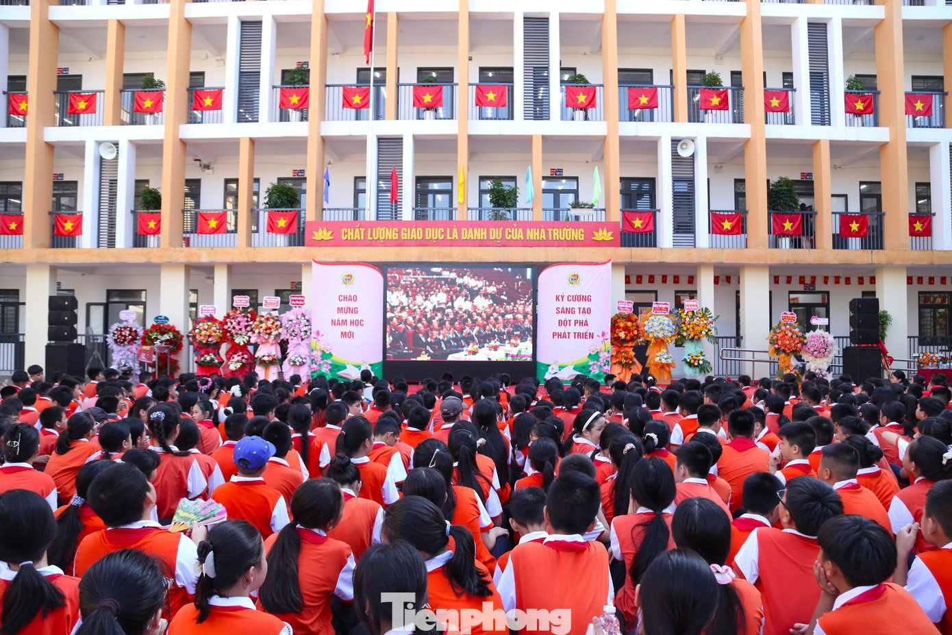Học sinh trường THCS Hà Huy Tập tham gia lễ khai giảng trực tuyến được truyền hình trực tiếp từ Trung tâm Hội nghị quốc gia