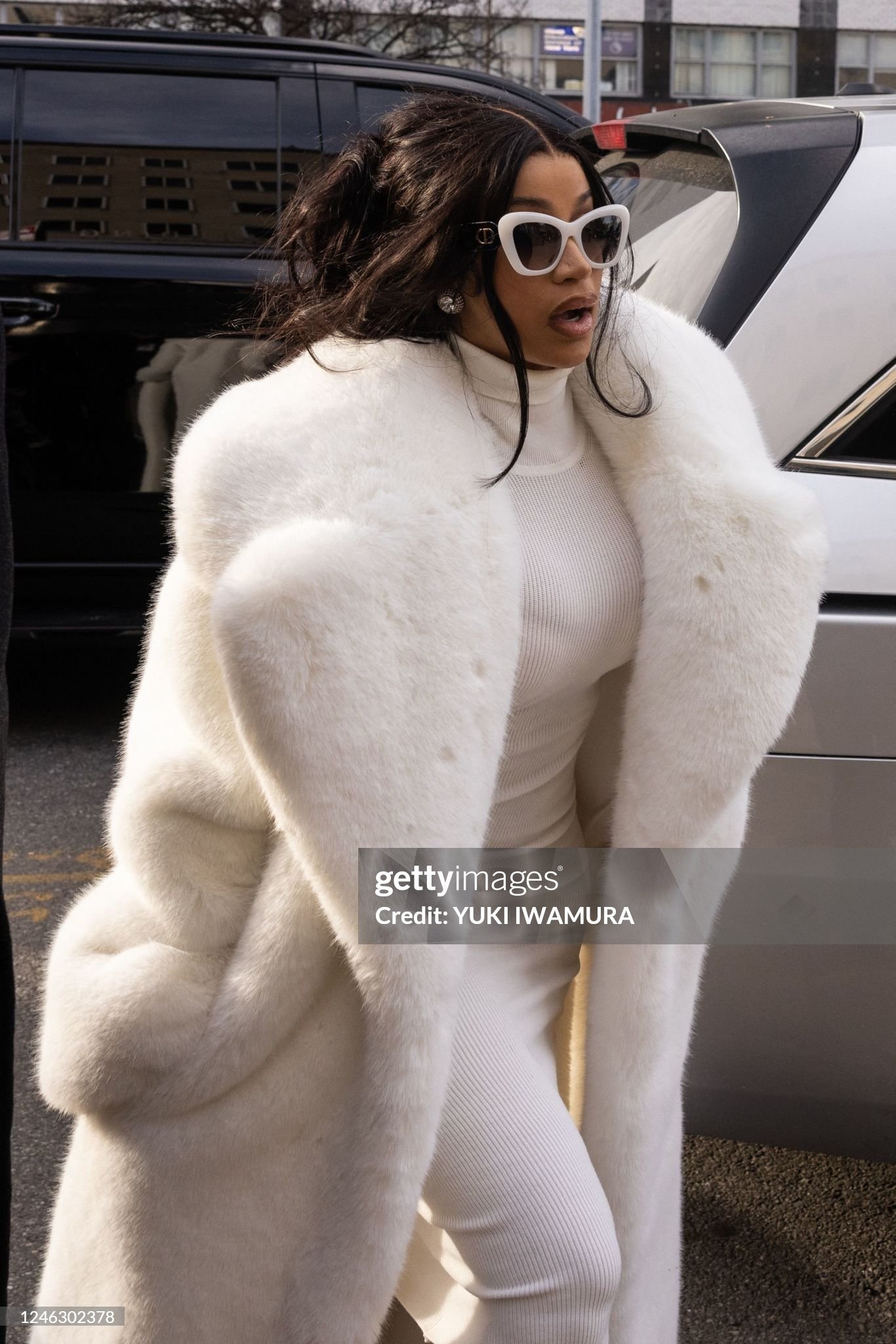 "Tắc kè hoa" Cardi B gây chú ý khi hầu tòa với loạt tạo hình thời trang đắt đỏ - 8