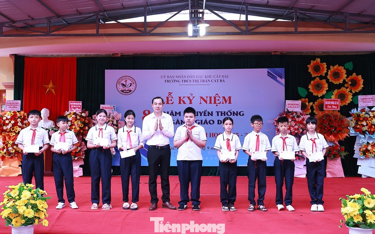 Nhân dịp khai giảng năm học mới, lãnh đạo Đặc khu Cát Hải tặng quà cho các em học sinh tiêu biểu, có hoàn cảnh khó khăn trên đảo Cát Bà đã nỗ lực vươn lên trong học tập. Ảnh: Xuân Thủy