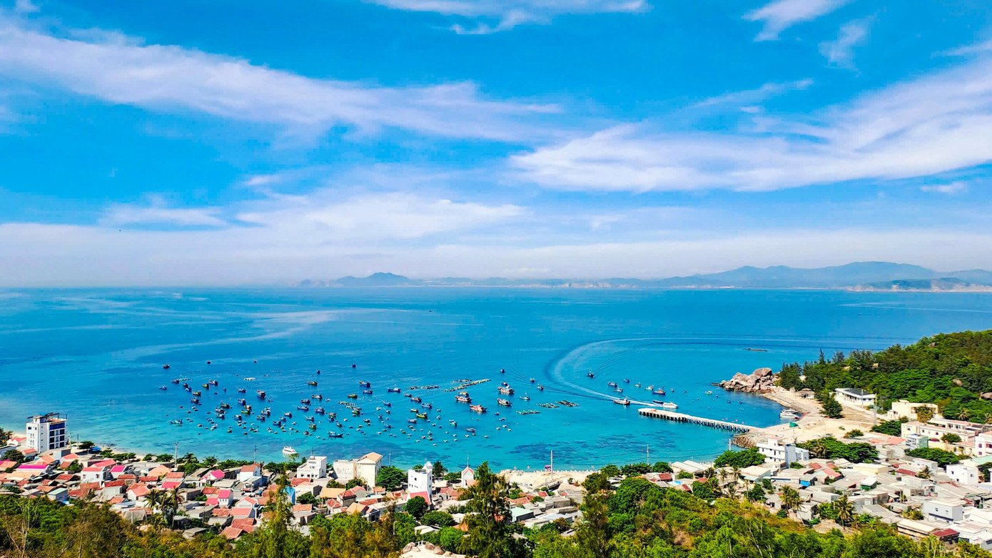 Nằm cách đất liền khoảng 20 km, Nhơn Châu là xã đảo duy nhất của tỉnh Gia Lai. Đời sống người dân nơi đây còn nhiều khó khăn, bố mẹ các em học sinh đa phần đi làm biển hoặc đi làm ăn xa gửi con ở nhà cho ông bà chăm. Ảnh: T.Đ