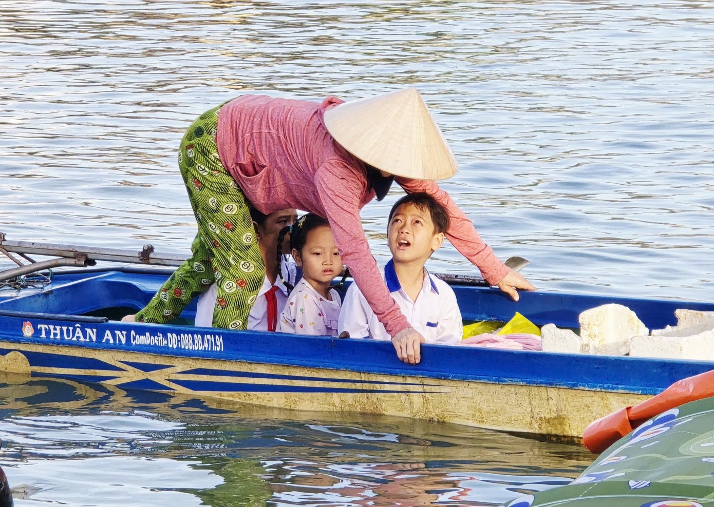 UBND xã Đất Mũi cho biết, điều kiện kinh tế của xã Đất Mũi còn khó khăn nhưng buổi lễ khai giảng tại các điểm trường đều được tổ chức trang trọng và ấm cúng.