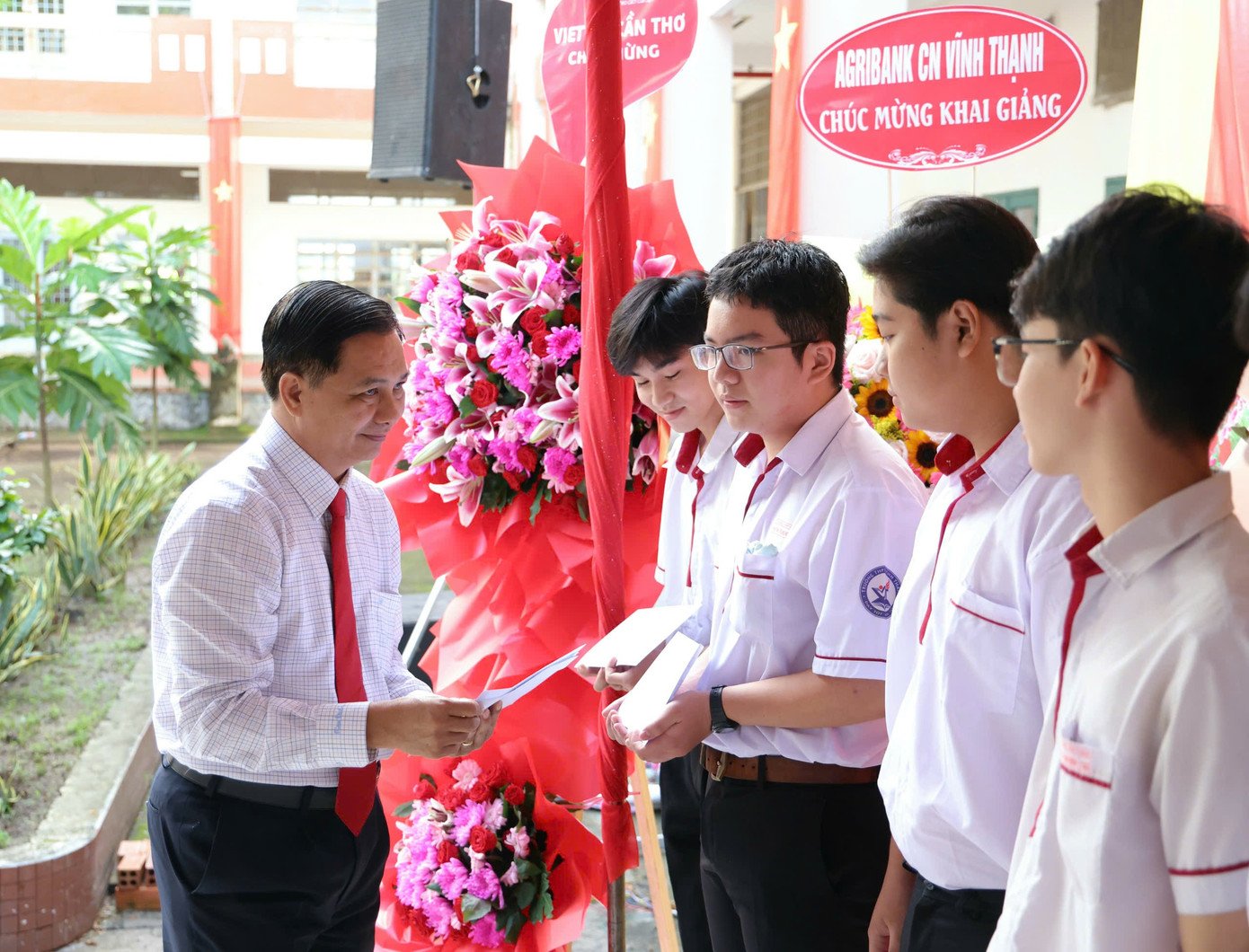Chủ tịch UBND TP. Cần Thơ - Trần Văn Lâu tặng quà cho học sinh tại điểm trường THPT Vĩnh Thạnh.