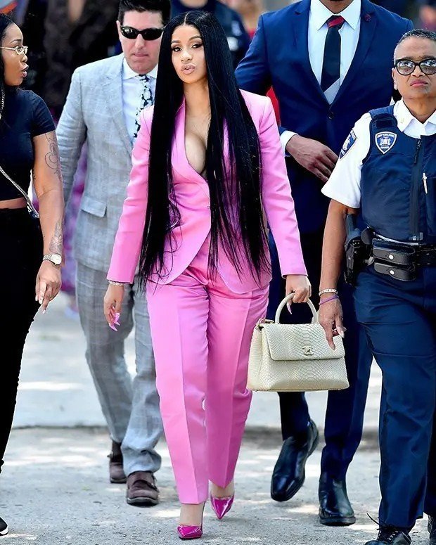 "Tắc kè hoa" Cardi B gây chú ý khi hầu tòa với loạt tạo hình thời trang đắt đỏ - 9
