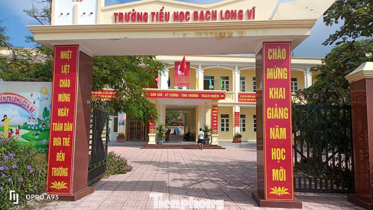 Tại Đặc khu Bạch Long Vĩ, lãnh đạo địa phương cùng các thầy cô đã trang hoàng trường lớp từ nhiều ngày trước chuẩn bị lễ khai giảng năm học mới cho các em học sinh trên đảo tiền tiêu. Trường tiểu học Bạch Long Vĩ là trường học xa đất liền, đội ngũ giáo viên và số lượng học sinh hạn chế. Điều kiện cơ sở vật chất, môi trường giảng dạy còn khó khăn. Mặc dù vậy, địa phương luôn nỗ lực khắc phục mọi khó khăn và đã đạt được nhiều thành tích đáng khích lệ trong những năm qua.