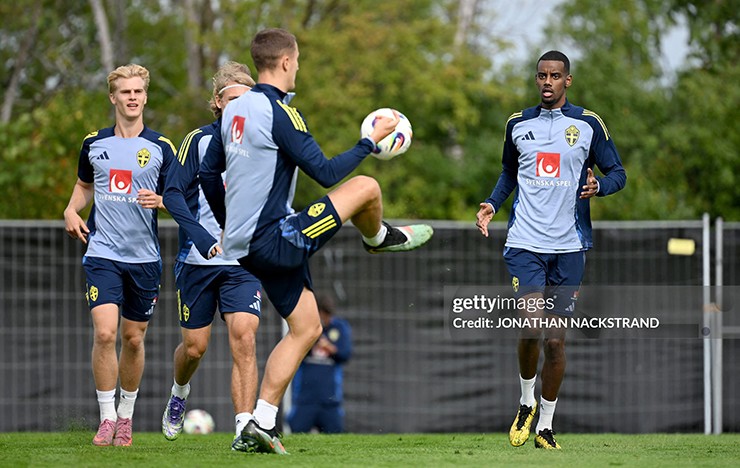 Isak miệt mài tập luyện trong màu áo đội tuyển Thụy Điển