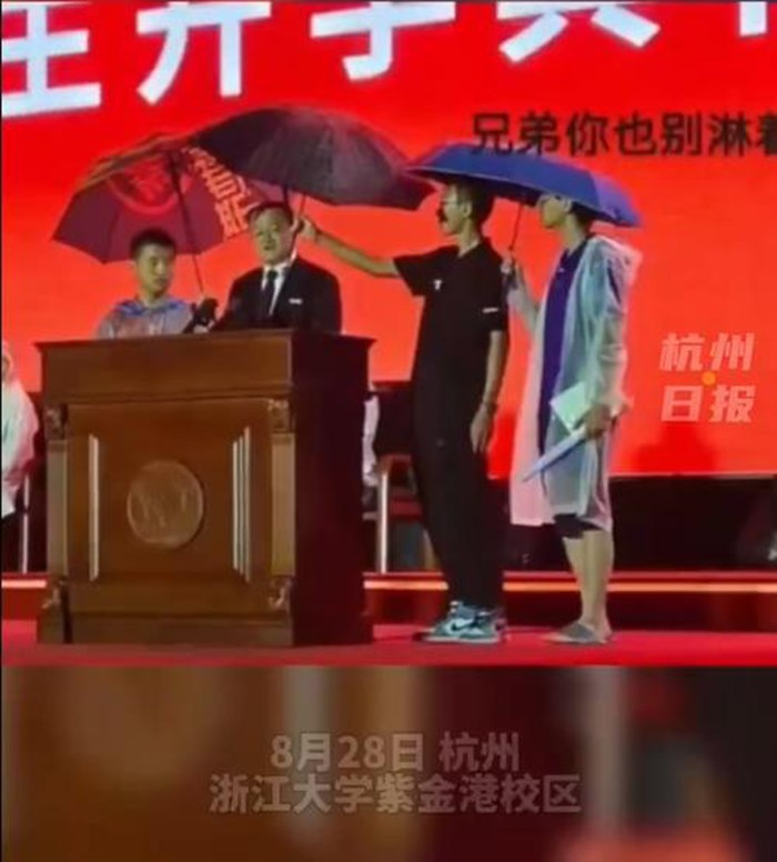 3 sinh viên lên sân khấu che ô cho ông Đỗ Giang Phong