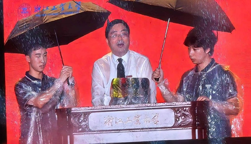 Bi hài sinh viên che ô cho hiệu trưởng ngày khai giảng - 1