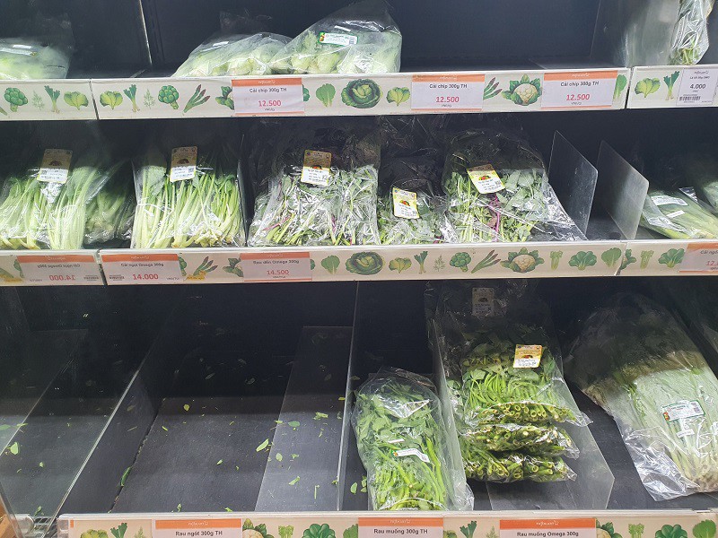 Quầy rau tại siêu thị có giá bình ổn nên khá đắt khách.