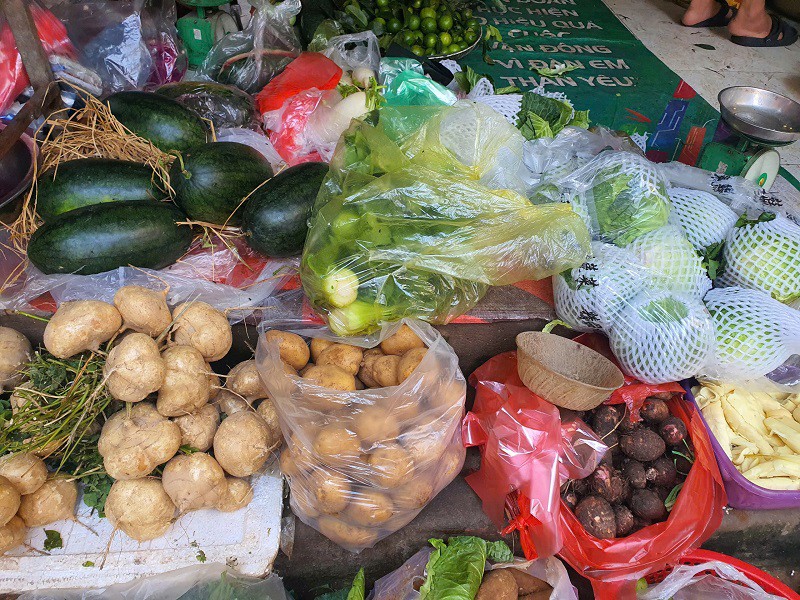 Sạp bán rau nhưng chỉ có cải chíp, bắp cải Trung Quốc, còn một số loại rau ăn lá phổ biến thì vắng bóng.