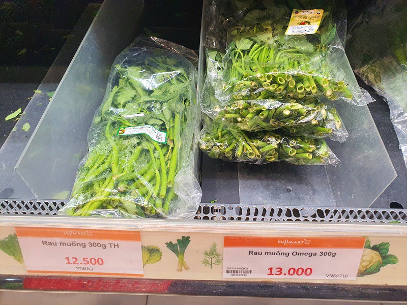 Rau muống tại siêu thị có giá 12,5-13 nghìn đồng/bó nặng 300gr.