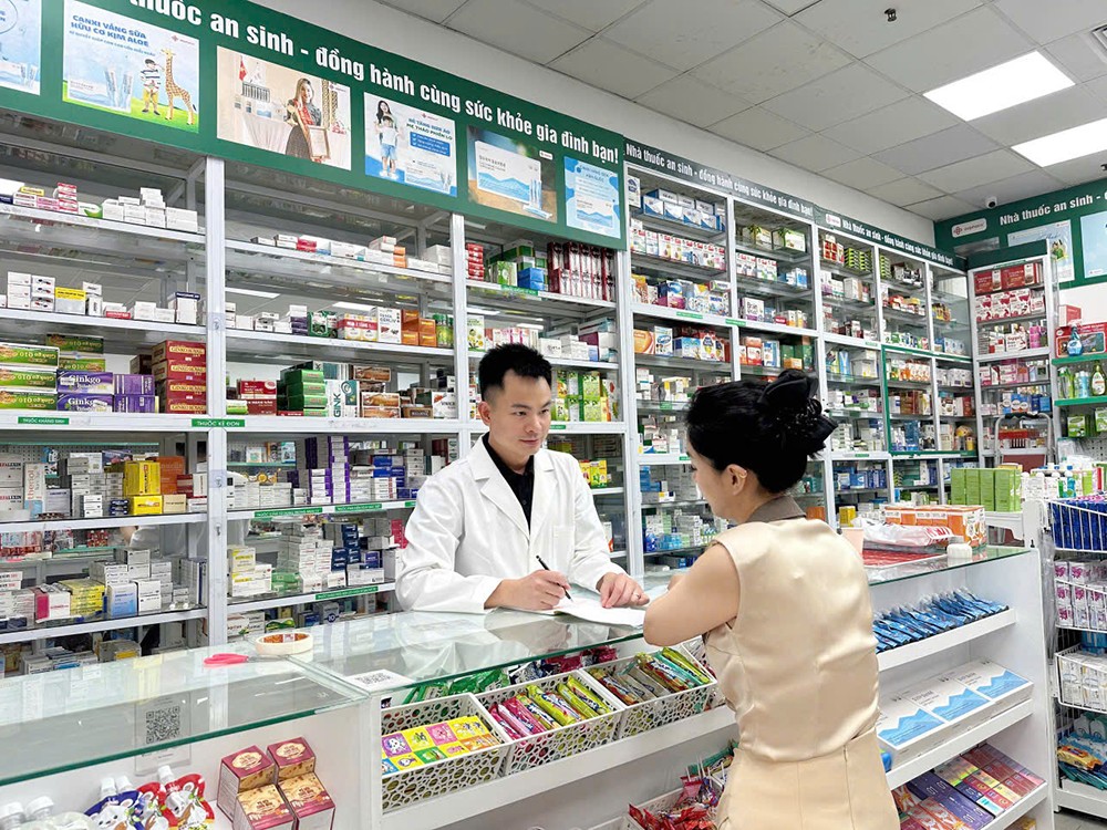 Dược sĩ Thắng chia sẻ cho cha mẹ về lưu ý khi cho trẻ uống sữa vào buổi tối.