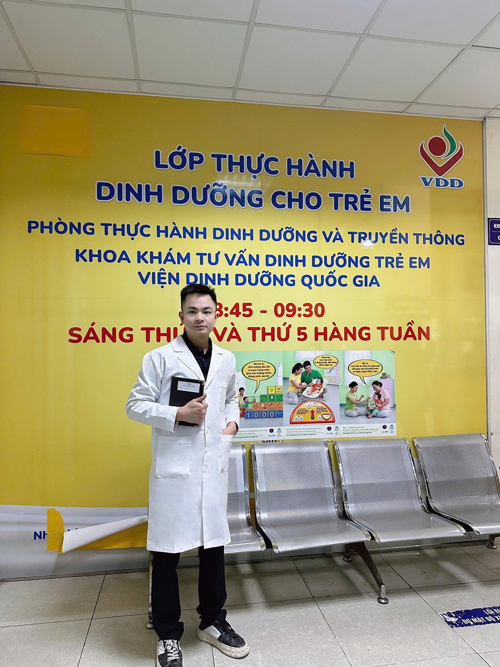 Uống sữa vào buổi tối lợi hay hại phụ thuộc vào thời điểm, liều lượng và lựa chọn sữa phù hợp.