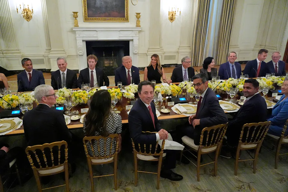 Tổng thống Donald Trump tổ chức tiệc tối với Đệ nhất phu nhân Melania Trump tại phòng ăn của Nhà Trắng.