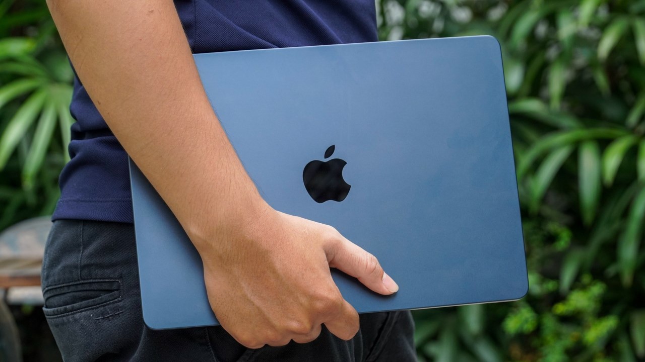 Màu xám của MacBook Air M2 phù hợp với nhiều phong cách ăn mặc