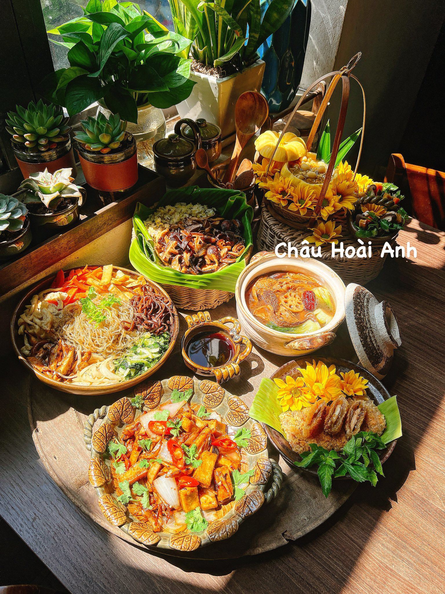 Mâm cúng chay do chị Hoài Anh vào bếp chuẩn bị rất chu đáo và đẹp mắt.