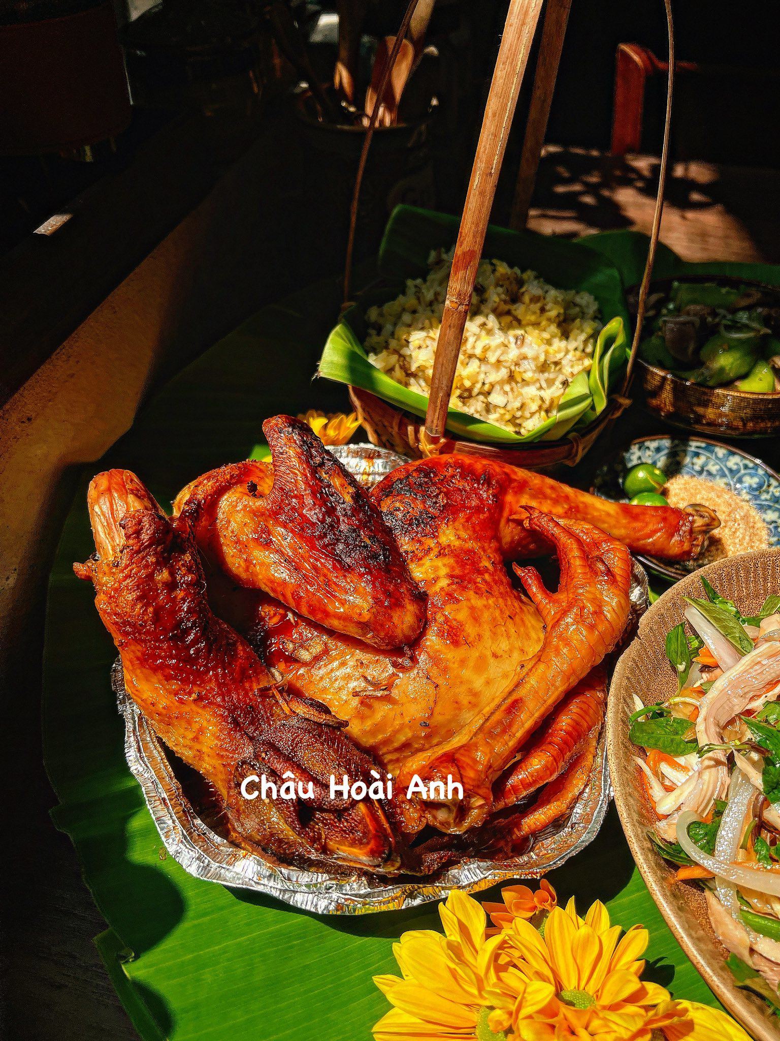 Gà nướng. Gà ướp với nước mắm, muối, dầu hào, hạt tiêu, hành khô rồi nướng.