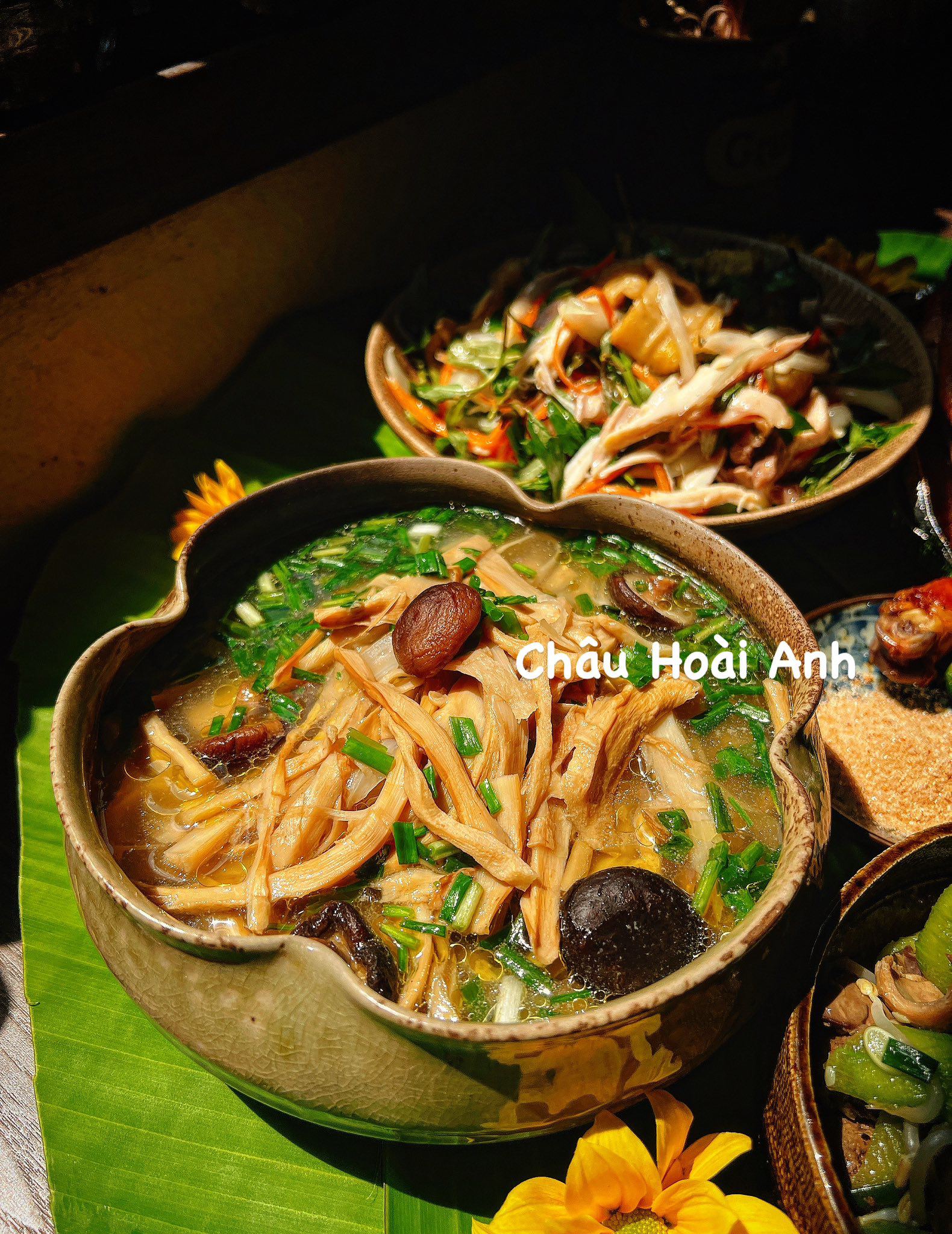 Canh măng khô nấu bằng nước luộc gà.