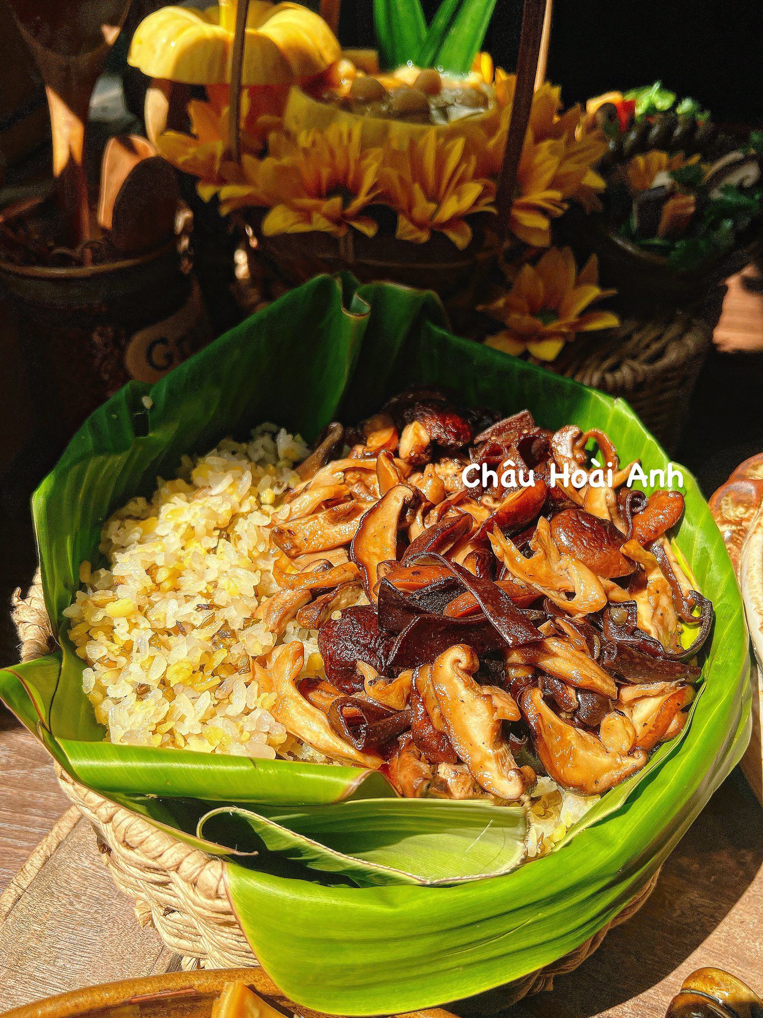 Xôi đậu xanh ăn với nấm xào. Các loại nấm tùy chọn theo ý thích, xào với dầu hào, xì dầu, hạt nêm chay.