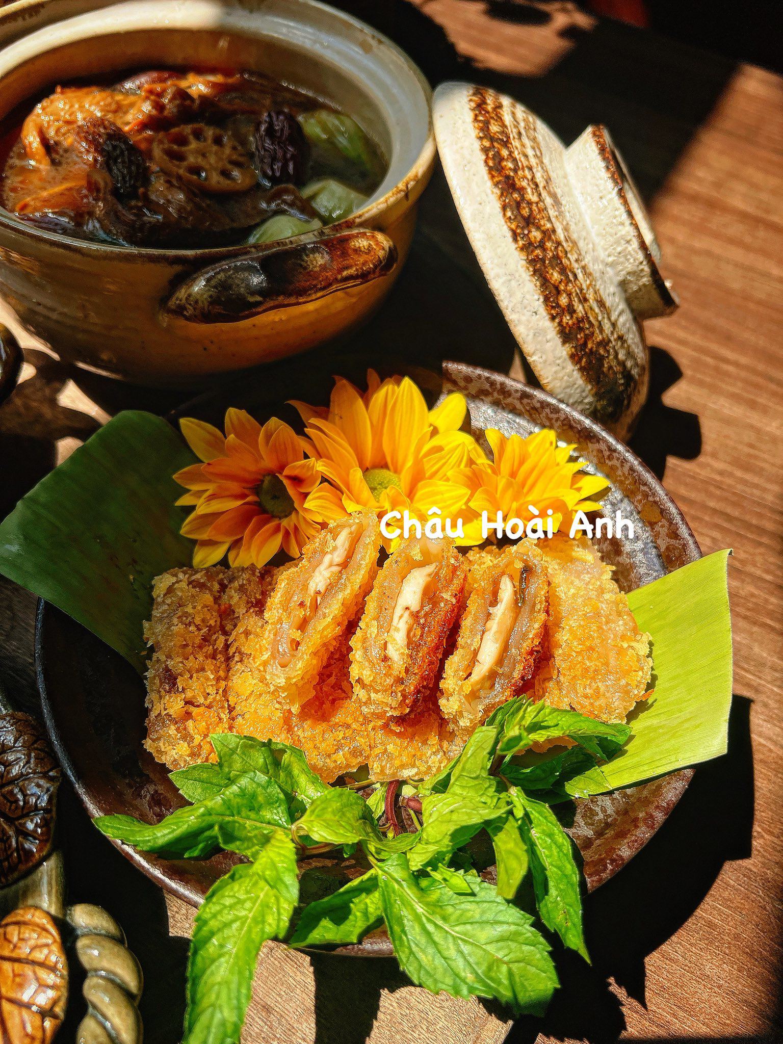 Nấm đùi gà chiên xù. Nấm đùi gà đem luộc, thái miếng vừa ăn, tẩm bột năng rồi dùng bánh đa nem gói lại sau đó lăn bột xù,&nbsp;chiên vàng giòn lớp vỏ bên ngoài.