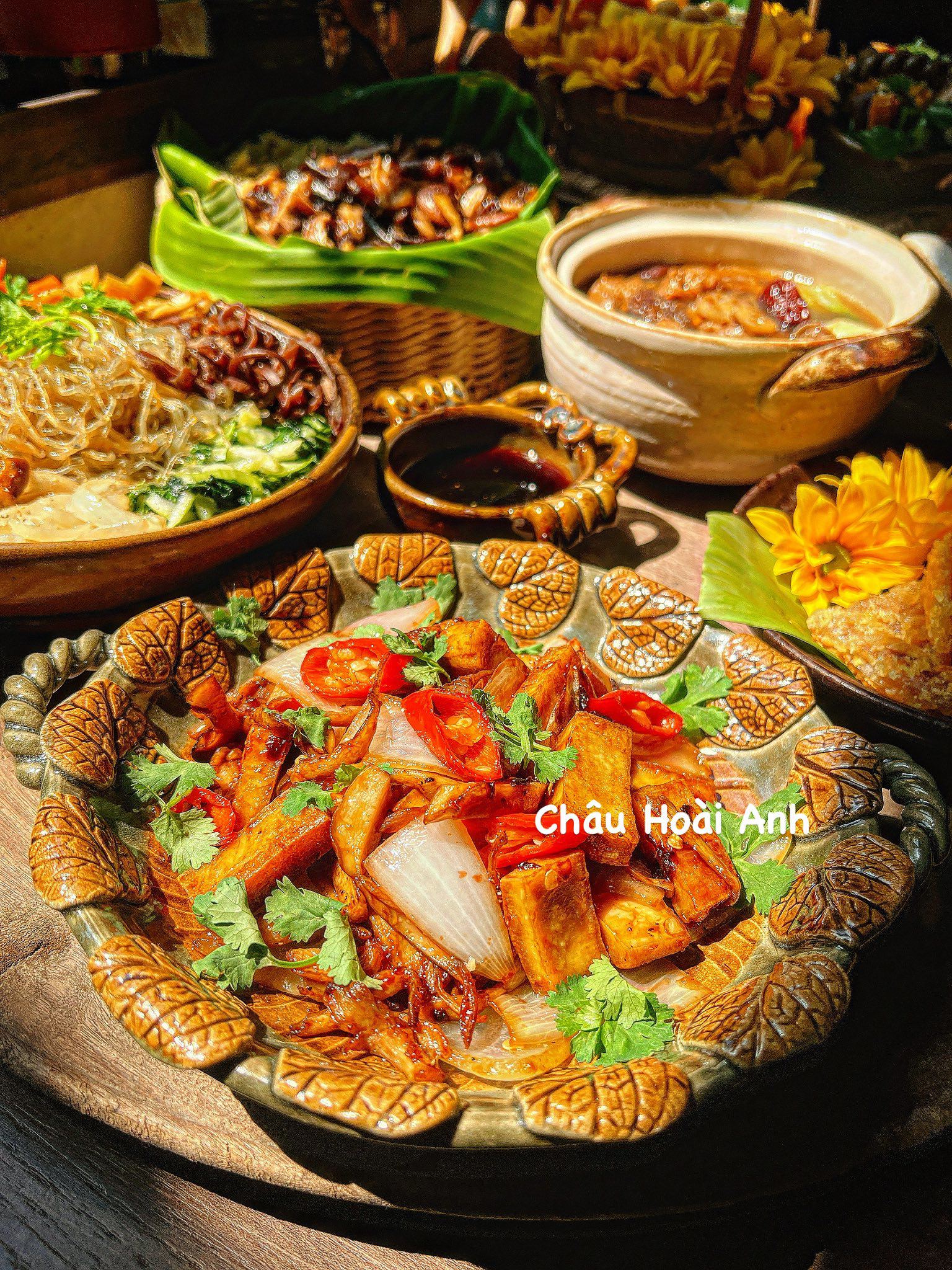 Tàu hũ và các loại nấm rim cháy cạnh. Chiên sơ các loại nấm và tàu hũ. Chiên cháy cạnh hành tây. Phi thơm hành khô xong rim với dầu hào, xì dầu và hạt&nbsp;nêm chay.