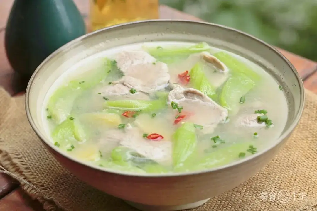 Nêm muối và một chút bột ngọt (hoặc hạt nêm) cho vừa ăn, có thể thêm ít giấm nếu thích vị chua. Rắc rau mùi hoặc hành lá lên trên là hoàn thành. Nước canh trong, thịt mềm, thơm ngọt, ăn vừa đẹp mắt vừa ngon miệng.