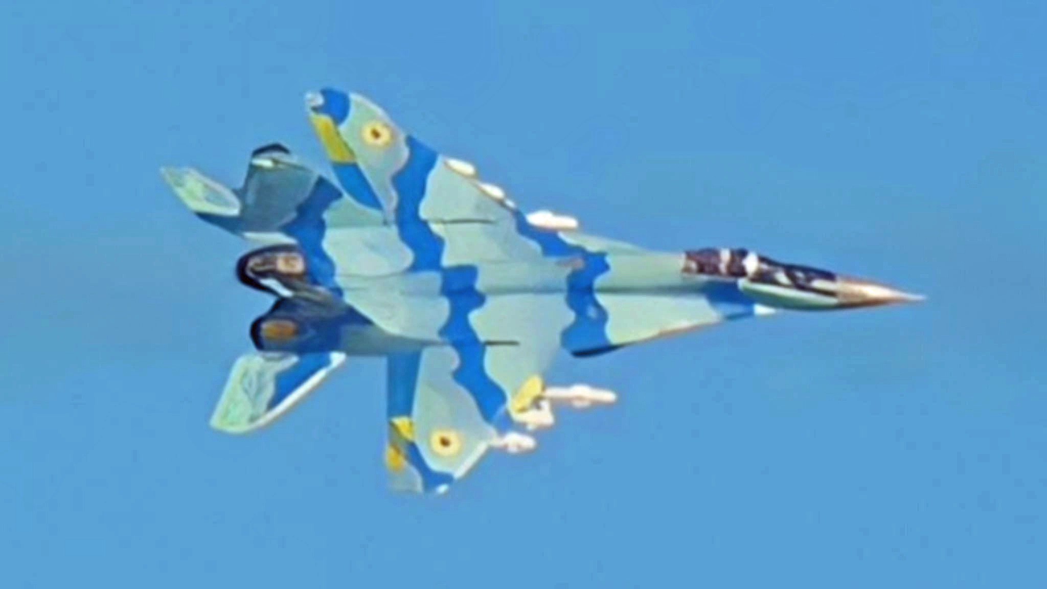 Chiếc tiêm kích MiG-29 với màu sơn “lạ” trên bầu trời Ukraine, được trang bị đầy đủ vũ khí (ảnh: Kyiv Post)