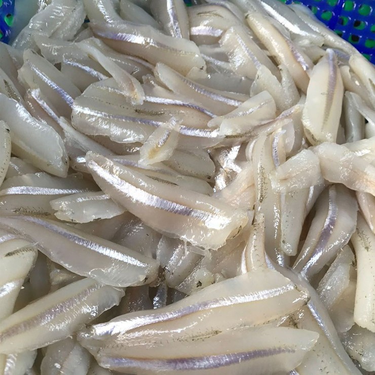 Ngày trước, cá cơm trỏng nhiều đến mức ăn không hết. Món cá dân dã này thường xuyên xuất hiện trong bữa cơm gia đình nghèo. Khi có dư, người ta đem phơi khô, để dành cho những tháng mưa bão khan hiếm.