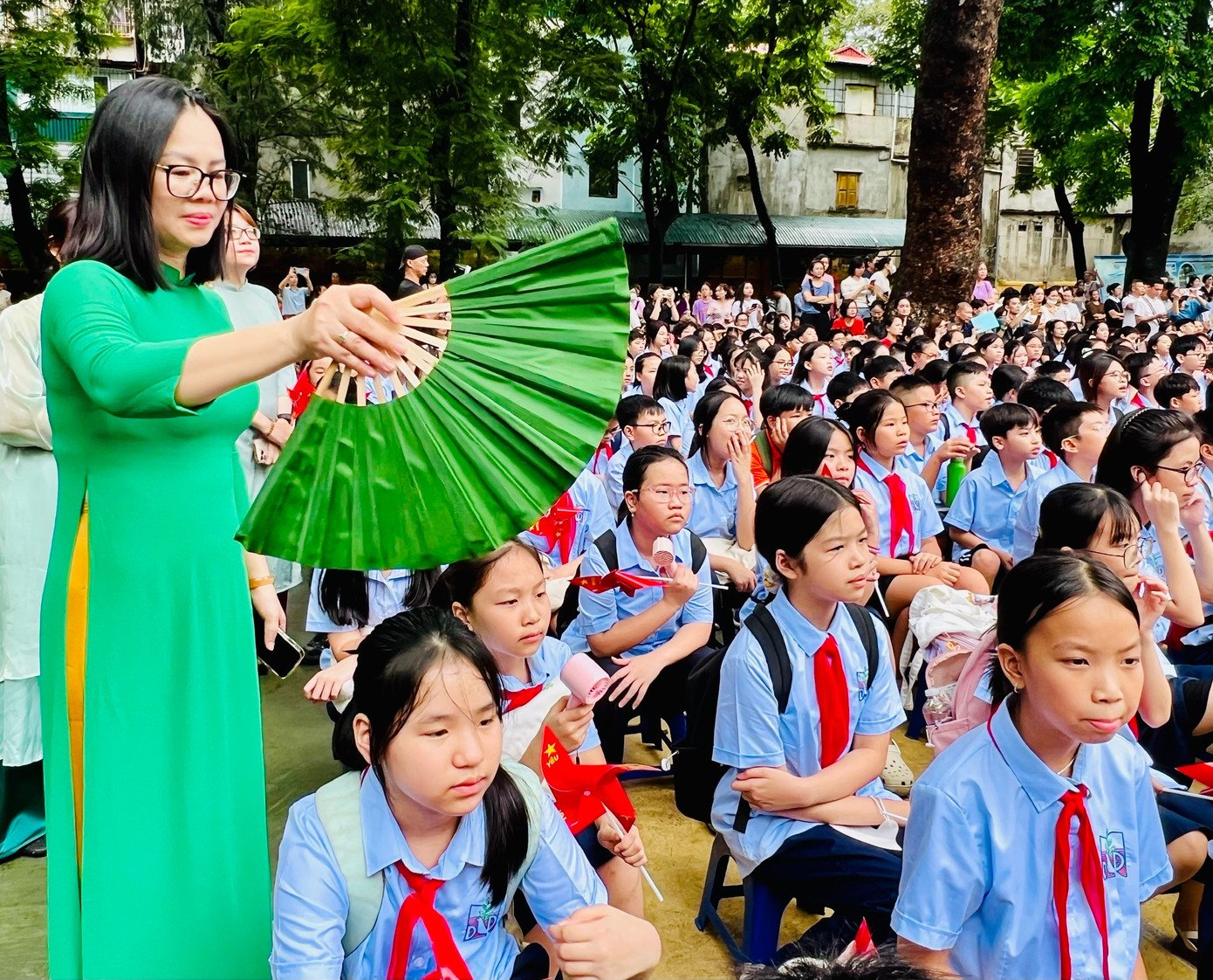 Cô giáo Trường THCS Đống Đa (Hà Nội) quạt cho học trò lớp 6. (ảnh: Hà Linh)