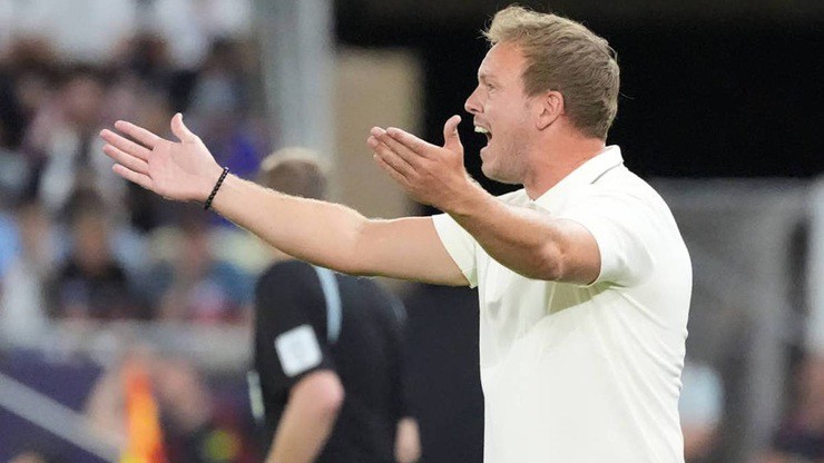 HLV Nagelsmann tỏ rõ vẻ bất lực trong suốt trận đấu