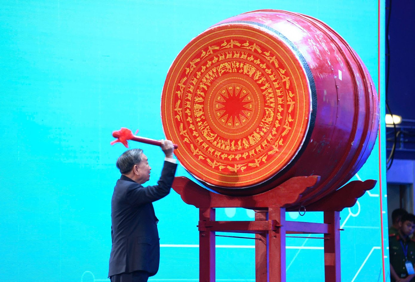 Tổng Bí thư Tô Lâm đánh trống khai giảng năm học 2025-2026