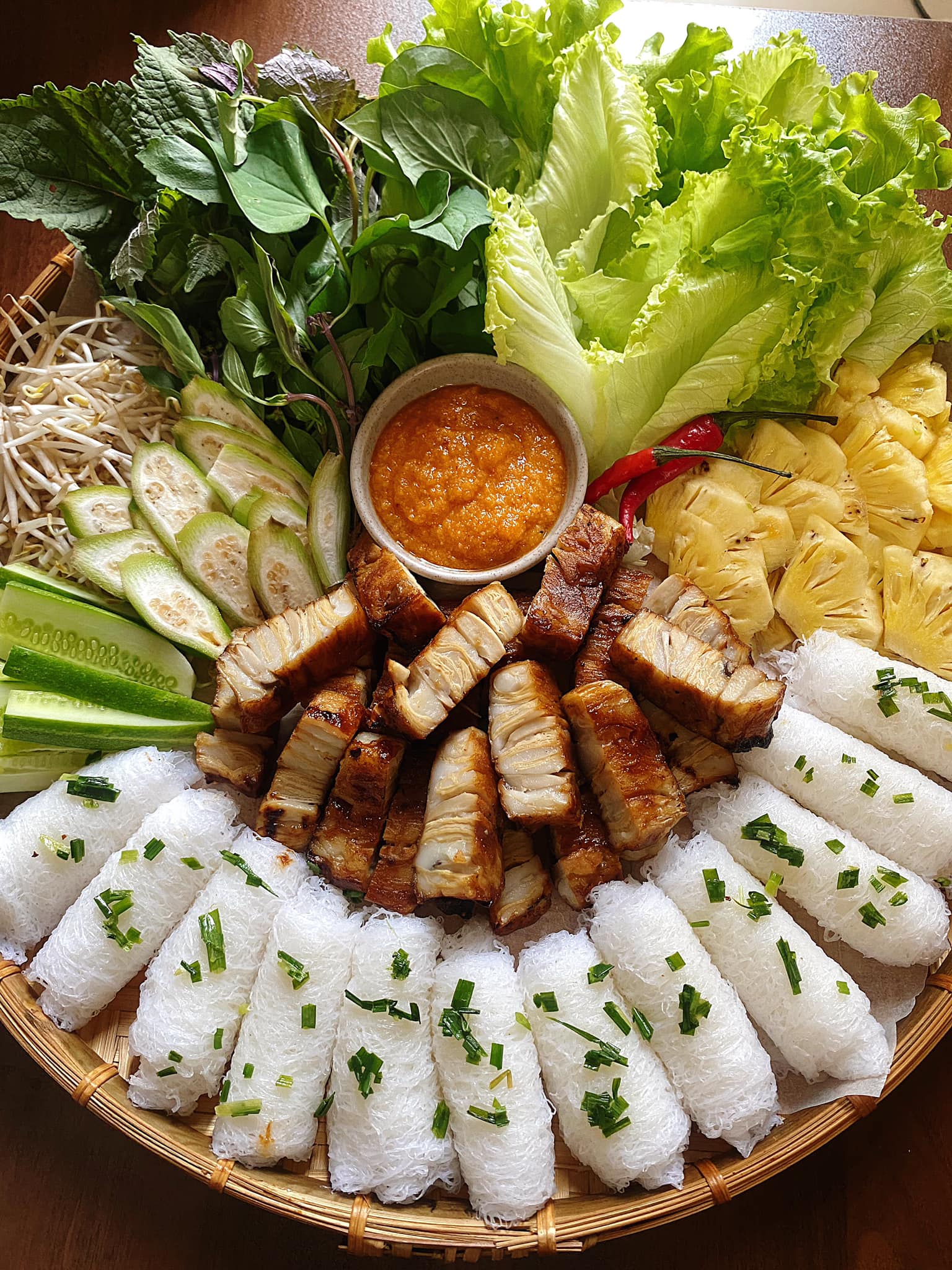 Bánh hỏi heo quay chay