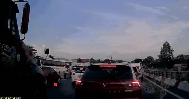 Xe container đâm hàng loạt phương tiện trên đườ...