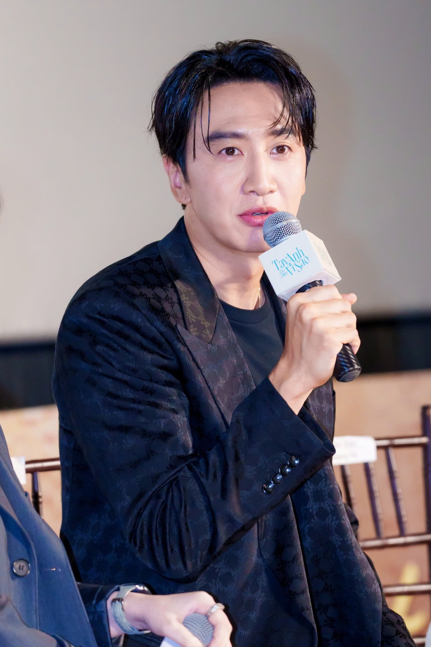 Lee Kwang Soo trong buổi ra mắt truyền thông Việt Nam.