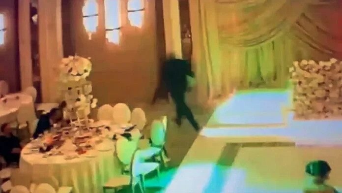 Kẻ gian ôm thùng tiền mừng và bỏ chạy bằng lối cửa sau. Ảnh: KTLA