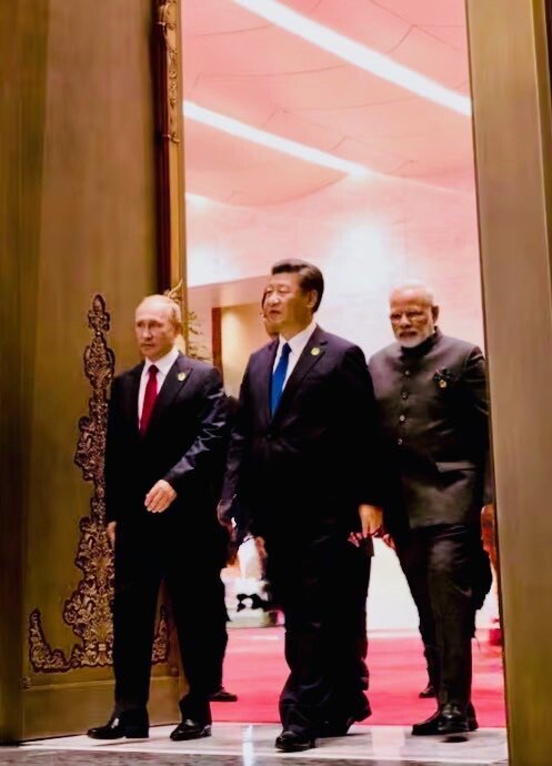 Ông Trump đăng ảnh Tổng thống Nga Putin, Thủ tướng Ấn Độ Narendra Modi, Chủ tịch Trung Quốc Tập Cận Bình gặp nhau bên lề Hội nghị thượng đỉnh SCO (ảnh: Truth)