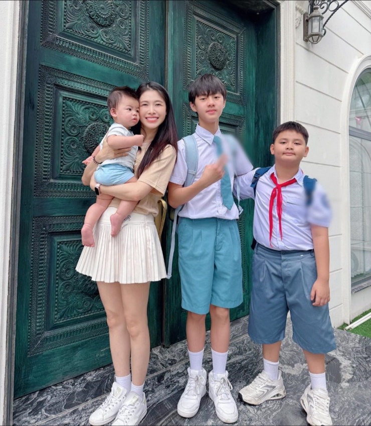 Thủy Anh - vợ ca sĩ Đăng Khôi chia sẻ, dù về đến nhà lúc 4h sáng, vợ chồng cô không ngủ mà chuẩn bị đồ cho các con đi khai giảng. Ảnh: FB Thủy Anh.
