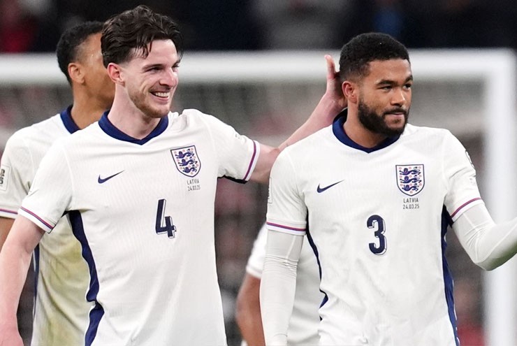 Hàng tiền vệ của ĐT Anh rất chật chội