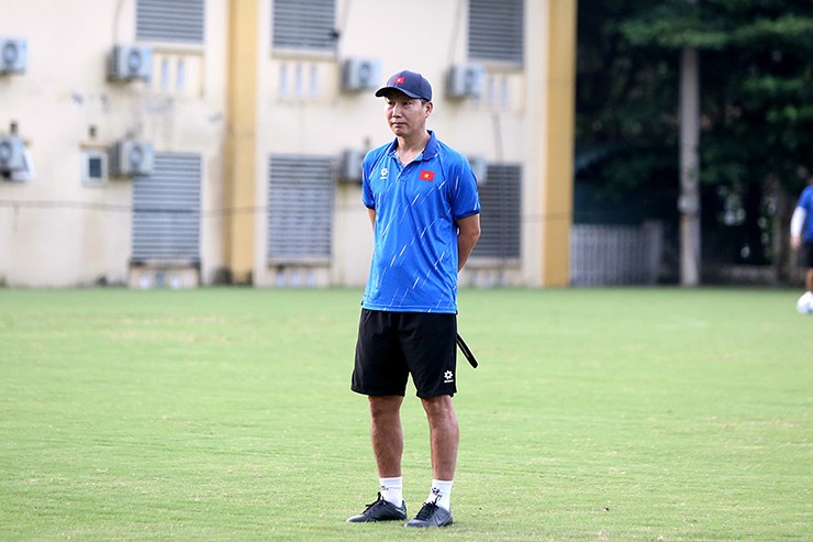 HLV Kim Sang Sik ở buổi tập chiều 5/9 của U23 Việt Nam.