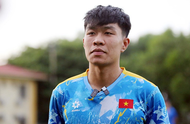 Trung vệ Lý Đức trả lời phỏng vấn.