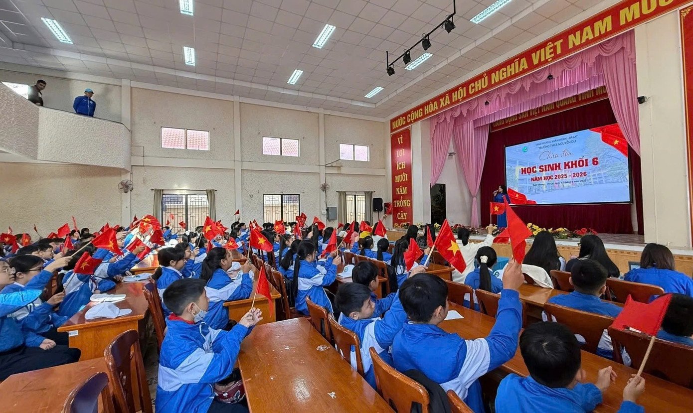 Hơn 850 học sinh Trường THCS Nguyễn Du tựu trường.