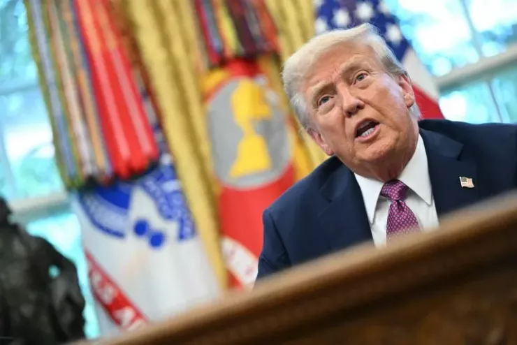 Tổng thống Mỹ Donald Trump trả lời phóng viên tại Nhà Trắng sau buổi ký sắc lệnh ngày 5-9. Ảnh: AFP