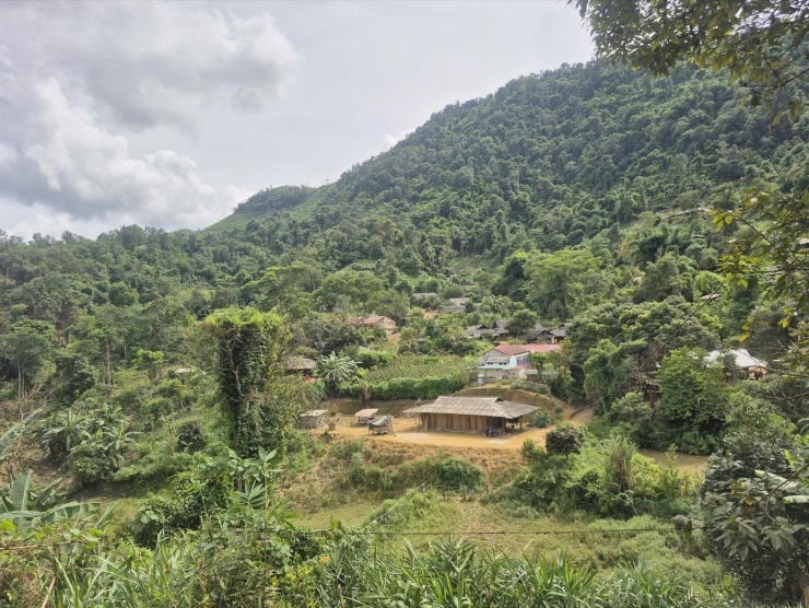 Bản Hin Phon nằm trên đồi cao, ngay dưới chân rừng