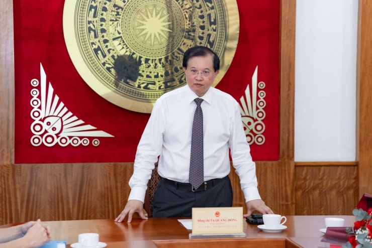 Thứ trưởng Tạ Quang Đông giao nhiệm vụ cho tân Hiệu trưởng Đại học Sân khấu - Điện ảnh Hà Nội.