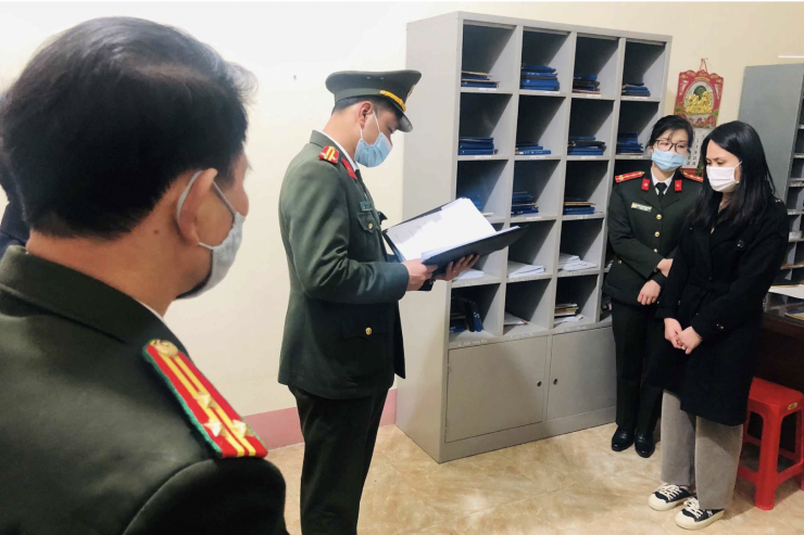 Công an tỉnh Lạng Sơn thi hành các quyết định tố tụng với bị can. Ảnh: XĐ