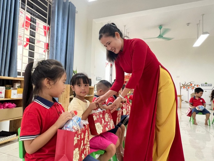 Cô Nguyễn Thị Nam, Trường mầm non Minh Châu chia quà cho trẻ.