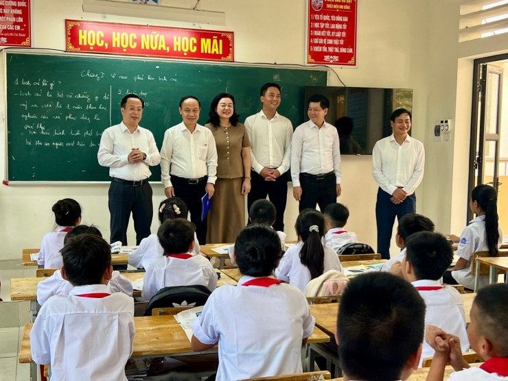 Lãnh đạo Sở GD&amp;ĐT Hà Nội, lãnh đạo UBND xã động viên học sinh, thầy cô giáo bước vào năm học mới.