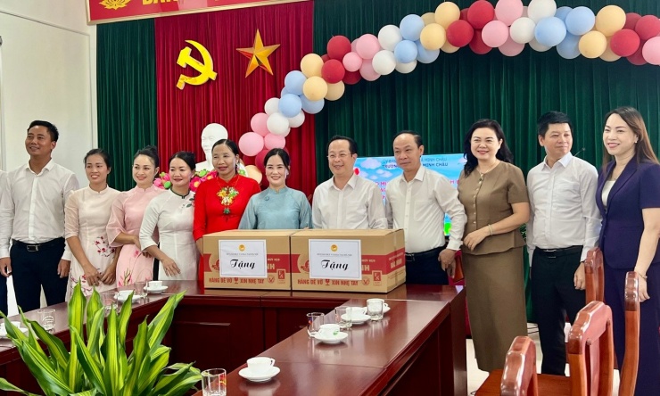 Sở GD&amp;ĐT Hà Nội tặng 4 tivi, 5.000 quyển vở, 2.000 bút viết cho học sinh xã Minh Châu.