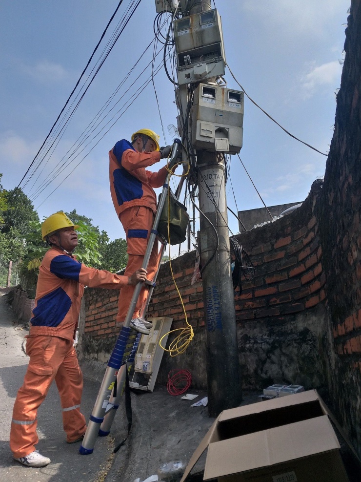 Công nhân điện lực Quảng Ninh kiểm tra công tơ điện ngoài trời.
