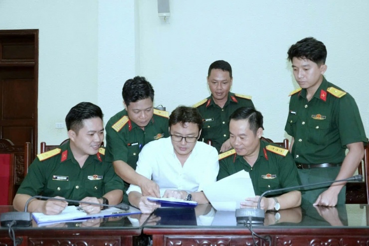 Thượng tá Nguyễn Hữu Lập cùng một số thành viên tổ thuyết minh A80.
